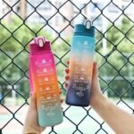 Sticlă de apă sportivă colorată tip curcubeu – 1 litru/32 Oz cu marcaje orare & șnur de transport