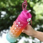 Sticlă de apă sportivă colorată tip curcubeu – 1 litru/32 Oz cu marcaje orare & șnur de transport - imagine 2