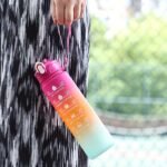 Sticlă de apă sportivă colorată tip curcubeu – 1 litru/32 Oz cu marcaje orare & șnur de transport - imagine 13