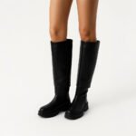 Damen Stiefel Schwarz – Kniehohe Chunky Boots im minimalistischen Design – Bild 3