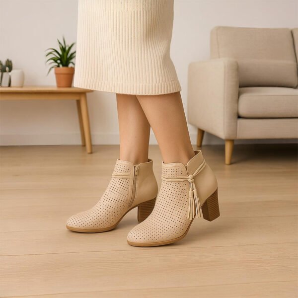 Damen Ankle Boots Beige – Stiefeletten mit Lochmuster, Blockabsatz & Tassel-Details – Bild 3