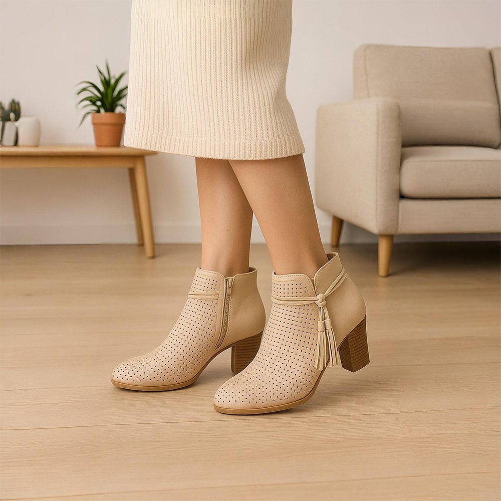06 Damen Ankle Boots Beige – Stiefeletten mit Lochmuster, Blockabsatz & Tassel-Details – Bild 1