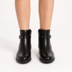 Damen Ankle Boots Schwarz – Elegante Stiefeletten mit Schnalle & Nieten-Details – Bild 3