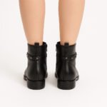 Damen Ankle Boots Schwarz – Elegante Stiefeletten mit Schnalle & Nieten-Details – Bild 4