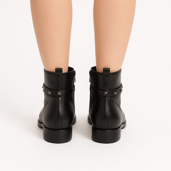 Damen Ankle Boots Schwarz – Elegante Stiefeletten mit Schnalle & Nieten-Details – Bild 4