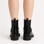 Damen Biker Boots Schwarz – Rockige Stiefeletten mit Schnallen-Detail – Bild 6