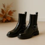 Damen Biker Boots Schwarz – Rockige Stiefeletten mit Schnallen-Detail – Bild 7