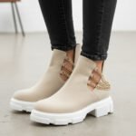 Lascana Damen Stiefeletten Beige mit Goldkette – Stil & Komfort vereint – Bild 4